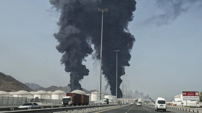 Πυρκαγιά ξέσπασε στις πετρελαϊκές εγκαταστάσεις στα Ηνωμένα Αραβικά Εμιράτα