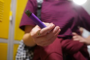 Αυξάνεται το κάπνισμα και το άτμισμα στους εφήβους στην Ελλάδα: Πάνω από το 50% έχουν δοκιμάσει κάποια μορφή τσιγάρου