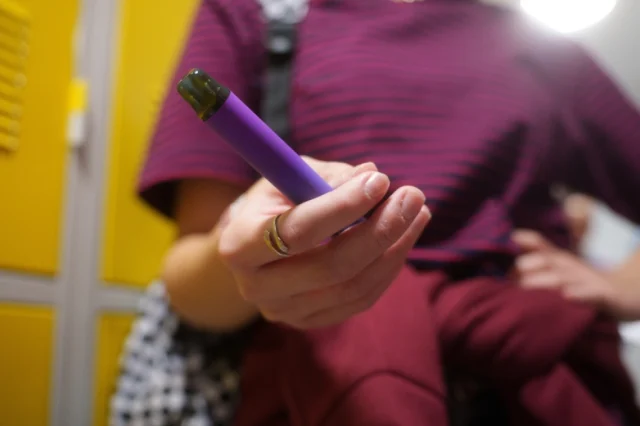 Αυξάνεται το κάπνισμα και το άτμισμα στους εφήβους στην Ελλάδα: Πάνω από το 50% έχουν δοκιμάσει κάποια μορφή τσιγάρου