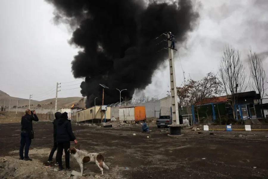 Συναγερμός στην Τεχεράνη για τη μαύρη “όξινη βροχή” που έπεσε – Τι περιέχει