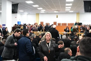 Δίκη για τα Τέμπη: Βίντεο από τις αλλαγές στην αίθουσα, πώς θα εισέλθουν δικηγόροι, κατηγορούμενοι, συγγενείς θυμάτων και δημοσιογράφοι