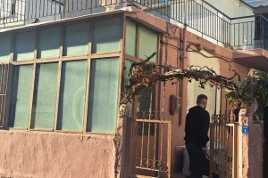 Ημίγυμνη με μια ζώνη στον λαιμό βρέθηκε νεκρή η 59χρονη στον Εύοσμο, ήταν στην Ελλάδα για το μνημόσυνο του παιδιού της