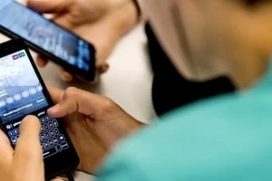 Βρετανία: Πιέσεις σε Meta, TikTok, Snap και YouTube να μπλοκάρουν παιδιά από τις υπηρεσίες τους