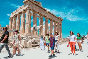 Τι αλλάζει στις ταξιδιωτικές συνήθειες ο πόλεμος στο Ιράν -Οι προβλέψεις για την τουριστική περίοδο στην Ελλάδα