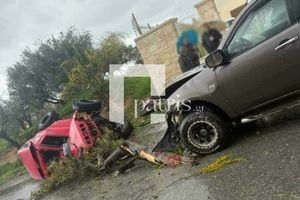 Απίστευτο τροχαίο στο Ηράκλειο: ΙΧ έπεσε σε δέντρο και σταθμευμένο όχημα – Σοκάρουν οι φωτογραφίες