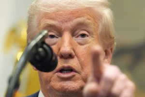 Τραμπ: «Υπάρχουν καλοί υποψήφιοι για την ηγεσία του Ιράν μετά τον θάνατο Χαμενεΐ -Ξέρω ακριβώς ποιος, αλλά δεν θα πω»