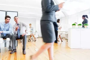 Επιθεώρηση Εργασίας: Αυξήθηκαν τα περιστατικά βίας και παρενόχλησης στους χώρους εργασίας