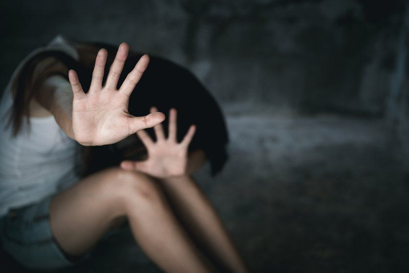 Κούρεψε την “άτακτη” 16χρονη κόρη της πάνω σε καυγά και συνελήφθη