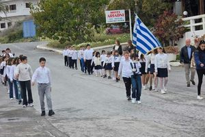 Δήμος Βιάννου: Οι μαθητές παρέλασαν καταχειροκροτούμενοι υπό βροχή, σκορπώντας ρίγη συγκίνησης και υπερηφάνειας