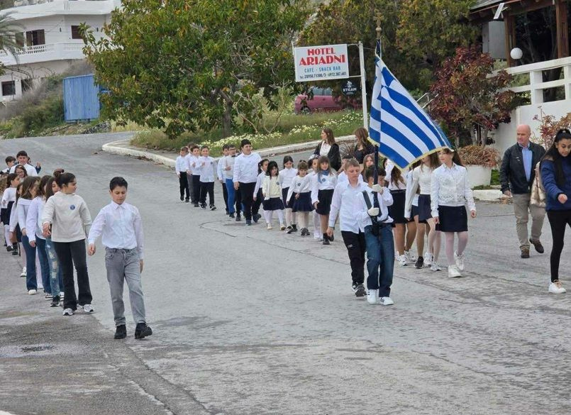 Δήμος Βιάννου: Οι μαθητές παρέλασαν καταχειροκροτούμενοι υπό βροχή, σκορπώντας ρίγη συγκίνησης και υπερηφάνειας