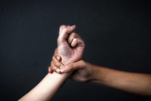 Ρόδος: Σύλληψη 56χρονης για σωματική κακοποίηση της 30χρονης κόρης της με αυτισμό