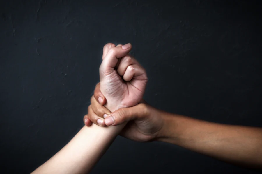 Ρόδος: Σύλληψη 56χρονης για σωματική κακοποίηση της 30χρονης κόρης της με αυτισμό