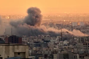 Σφοδροί ισραηλινοί βομβαρδισμοί στην Τεχεράνη – «Παραδοθείτε ή πεθάνετε» λέει ο Τραμπ