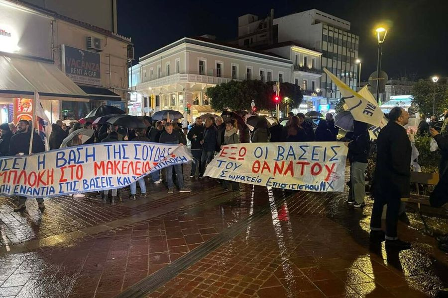 Υπό βροχή το αντιπολεμικό συλλαλητήριο στα Χανιά