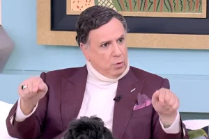 Χάρης Ρώμας: Βλέπω σκηνοθέτη σαν ιερή αγελάδα, να λέει τσιτάτα και να αποθεώνεται