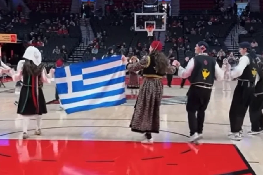 (ΒΙΝΤΕΟ) Ελληνικό γλέντι στο NBA: Παραδοσιακοί χοροί στο ημίχρονο του Μπλέιζερς-Μπακς και τραγούδι της Αναστασίας στα ηχεία