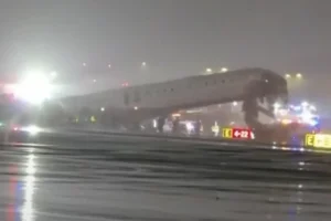 Η τρομακτική στιγμή της σύγκρουσης του αεροσκάφους της Air Canada Express με το πυροσβεστικό όχημα στο αεροδρόμιο LaGuardia, δείτε βίντεο