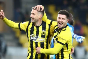 Super League: Φινάλε με μεγάλες εκπλήξεις στην κανονική περίοδο – Μόνη στην κορυφή η ΑΕΚ