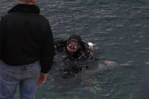 Ώρες αγωνίας για τον 34χρονο δύτη που χάθηκε σε θαλάσσιο πηγάδι βάθους 28 μέτρων στα Λιμανάκια Βουλιαγμένης