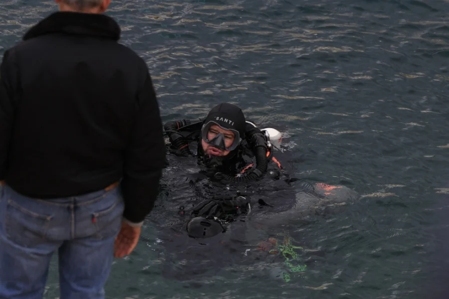 Ώρες αγωνίας για τον 34χρονο δύτη που χάθηκε σε θαλάσσιο πηγάδι βάθους 28 μέτρων στα Λιμανάκια Βουλιαγμένης