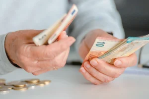 Από 390 ευρώ ξεκινά το όφελος σε ετήσια βάση με το νέο κατώτατο μισθό, δείτε παραδείγματα