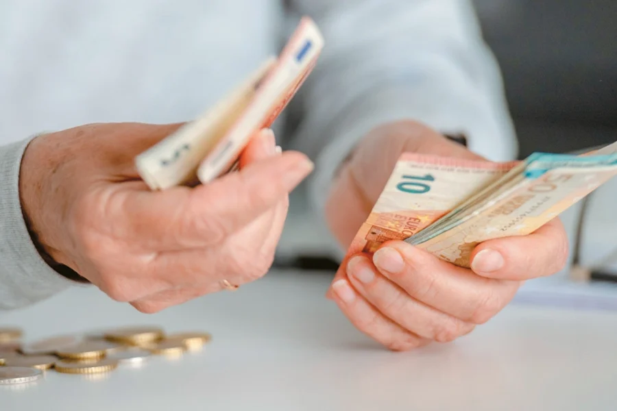 Από 390 ευρώ ξεκινά το όφελος σε ετήσια βάση με το νέο κατώτατο μισθό, δείτε παραδείγματα