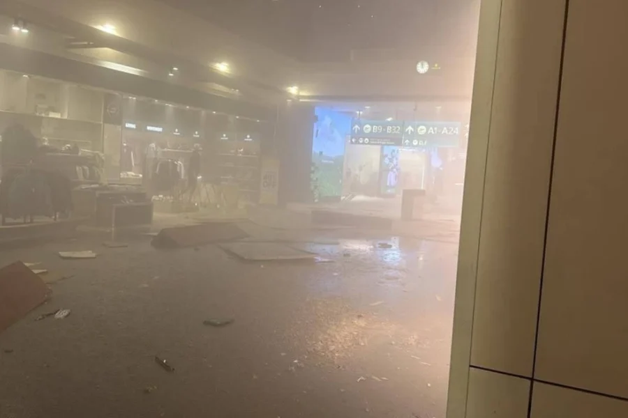 Ιρανικό χτύπημα στο πολυτελές αεροδρόμιο του Ντουμπάι: Βίντεο δείχνουν τον κόσμο να τρέχει προς εκκένωση