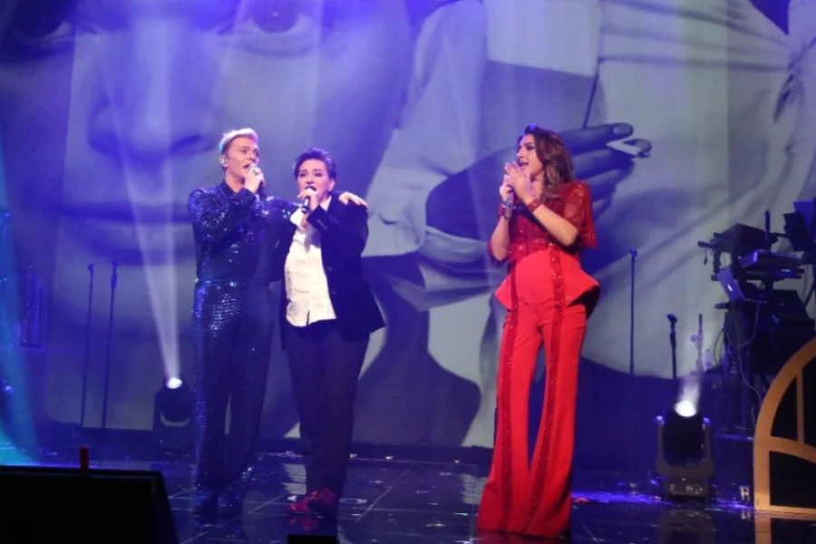 Η Ηρώ, η Έλενα Παπαρίζου και ο Τάκης Ζαχαράτος τίμησαν τον Γιώργο Μαρίνο επί σκηνής, δείτε βίντεο