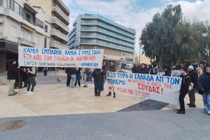 ΦΩΤΟ: Στους δρόμους για το κλείσιμο της βάσης της Σούδας