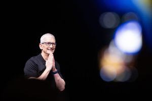 Apple: Αποχωρεί ο Τιμ Κουκ μετά από 15 χρόνια αφήνοντας πίσω του μια ριζικά διαφορετική εταιρεία