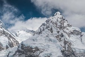 Νεπάλ: Εγκλωβισμένοι ορειβάτες από κομμάτι πάγου 30 μέτρων