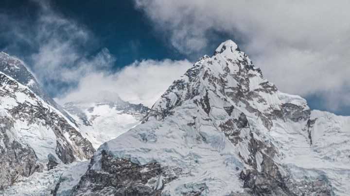 Νεπάλ: Εγκλωβισμένοι ορειβάτες από κομμάτι πάγου 30 μέτρων