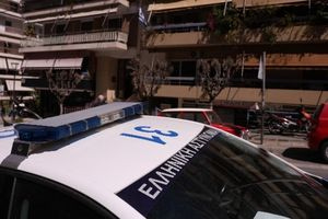 Εμπρηστικός μηχανισμός έξω από τα γραφεία του ΕΦΚΑ στην Καλλιθέα