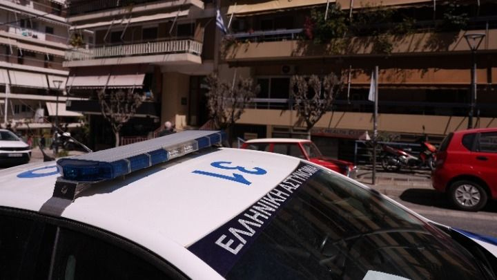 Εμπρηστικός μηχανισμός έξω από τα γραφεία του ΕΦΚΑ στην Καλλιθέα