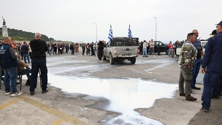 Κλιμακώνουν τις κινητοποιήσεις τους οι κτηνοτρόφοι της Λέσβου