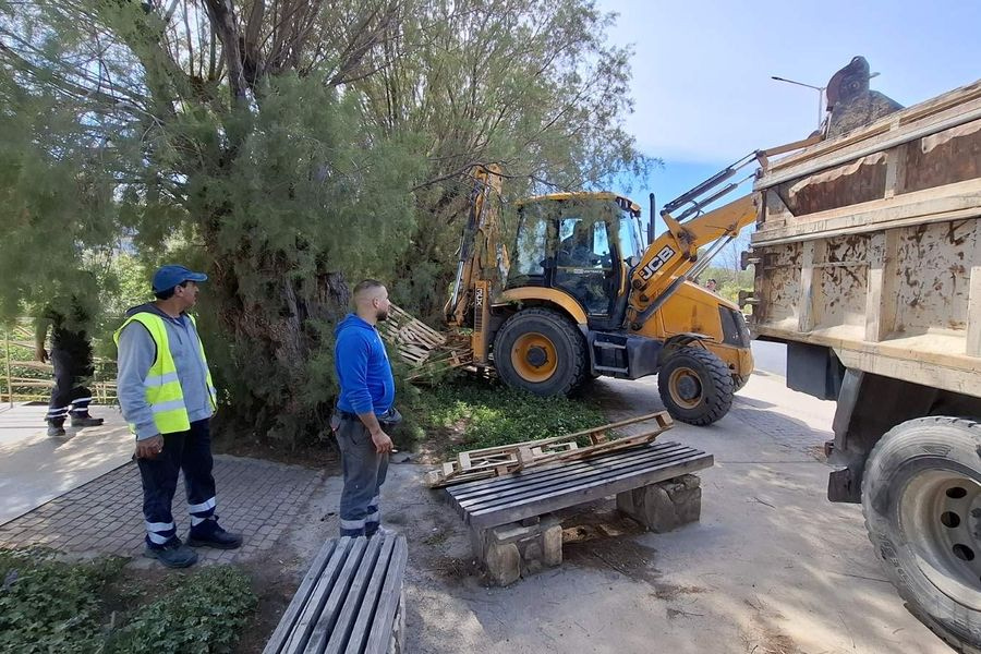 Επιχείρηση του δήμου Ηρακλείου για την απομάκρυνση εύφλεκτων υλικών από κοινόχρηστους χώρους