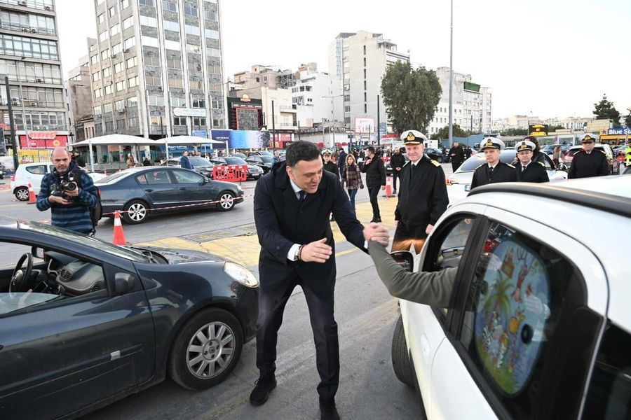 Βασίλης Κικίλιας από λιμάνι Πειραιά: «Πάνω απ’ όλα η ασφάλεια» – Έκκληση για προσοχή στην πασχαλινή έξοδο