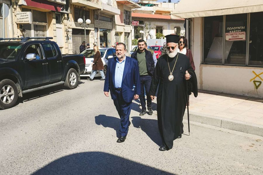 Βόλτα και πασχαλινές ευχές από τον δήμαρχο Μινώα Πεδιάδας και τους συνεργάτες του