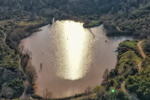 Οι βροχές «ανέστησαν» λίμνη σε υψόμετρο 350 μέτρων στη Λάρισα, δείτε φωτογραφίες