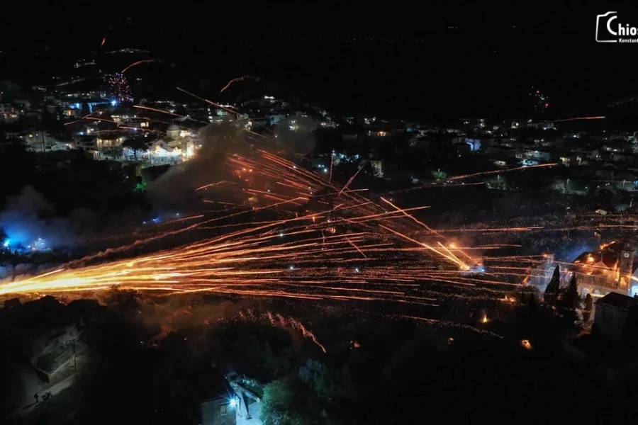 Μαγευτικές εικόνες στον Βροντάδο της Χίου, ο ρουκετοπόλεμος εντυπωσίασε ντόπιους και τουρίστες, δείτε βίντεο