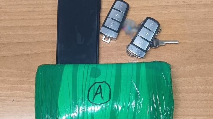 Αστυνομικός σκύλος «ξετρύπωσε» πάνω από ένα κιλό κοκαΐνης σε πορτ μπαγκάζ