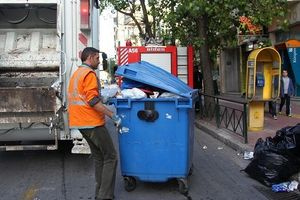 Άστεγος κοιμόταν μέσα σε πράσινο κάδο σκουπιδιών -Βρέθηκε από εργαζόμενους κατά τη διάρκεια της αποκομιδής