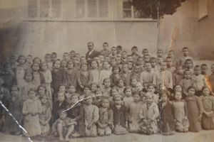 Σεπτέμβριος 1941. Ο Εμμανουήλ Λουλακάκης, υπουργός γενικός διοικητής Κρήτης, απευθύνεται στους δασκάλους