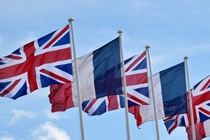 Γαλλία – Βρετανία: Οι δύο χώρες υπέγραψαν νέα συμφωνία για την αποτροπή των διελεύσεων παράτυπων μεταναστών μέσω της Μάγχης