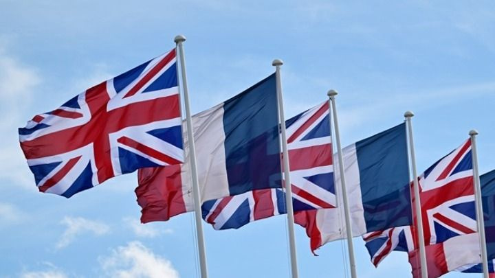 Γαλλία – Βρετανία: Οι δύο χώρες υπέγραψαν νέα συμφωνία για την αποτροπή των διελεύσεων παράτυπων μεταναστών μέσω της Μάγχης