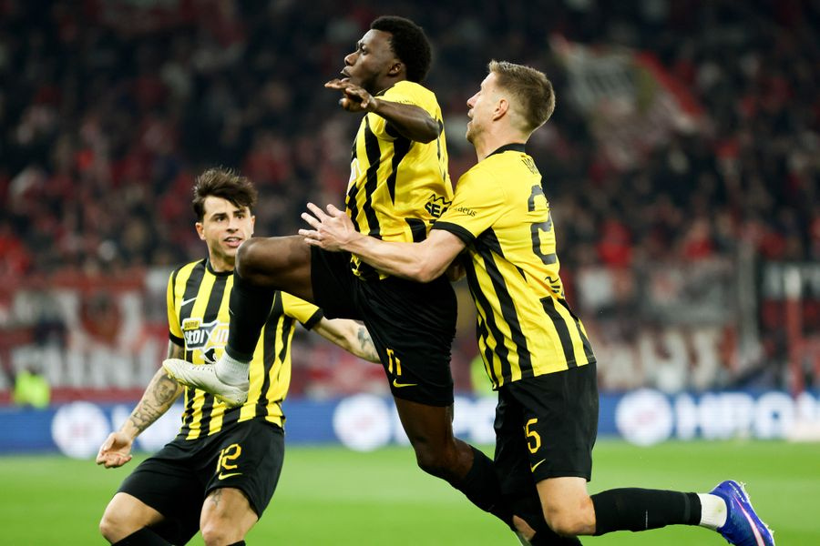 Super League: Φαβορί για τον τίτλο η ΑΕΚ μετά το “διπλό” στο Καραϊσκάκη