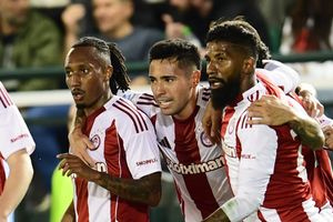 Ζωντανός για τον τίτλο ο Ολυμπιακός μετά το “διπλό” στη Λεωφόρο