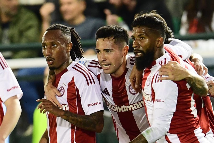 Ζωντανός για τον τίτλο ο Ολυμπιακός μετά το “διπλό” στη Λεωφόρο