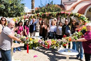 Ένα από τα μεγαλύτερα στεφάνια Πρωτομαγιάς κατασκευάστηκε στον Λιμένα Χερσονήσου