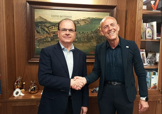 Συνάντηση του δημάρχου Ρεθύμνης με τον Επίτιμο Πρόξενο της Ελλάδας στο Αλικάντε, Manuel Serrano Espinosa